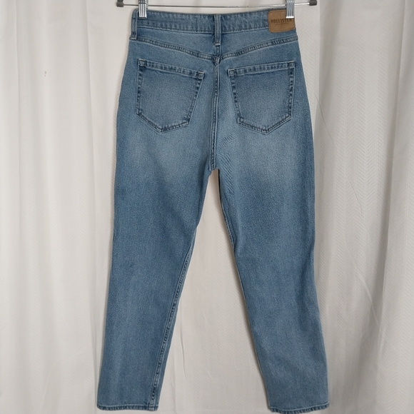 Hollister Curvy Ultra High-Rise Mom Jean  4R 25½" Short Inseam W27 Mid Wash - Picture 2 of 10